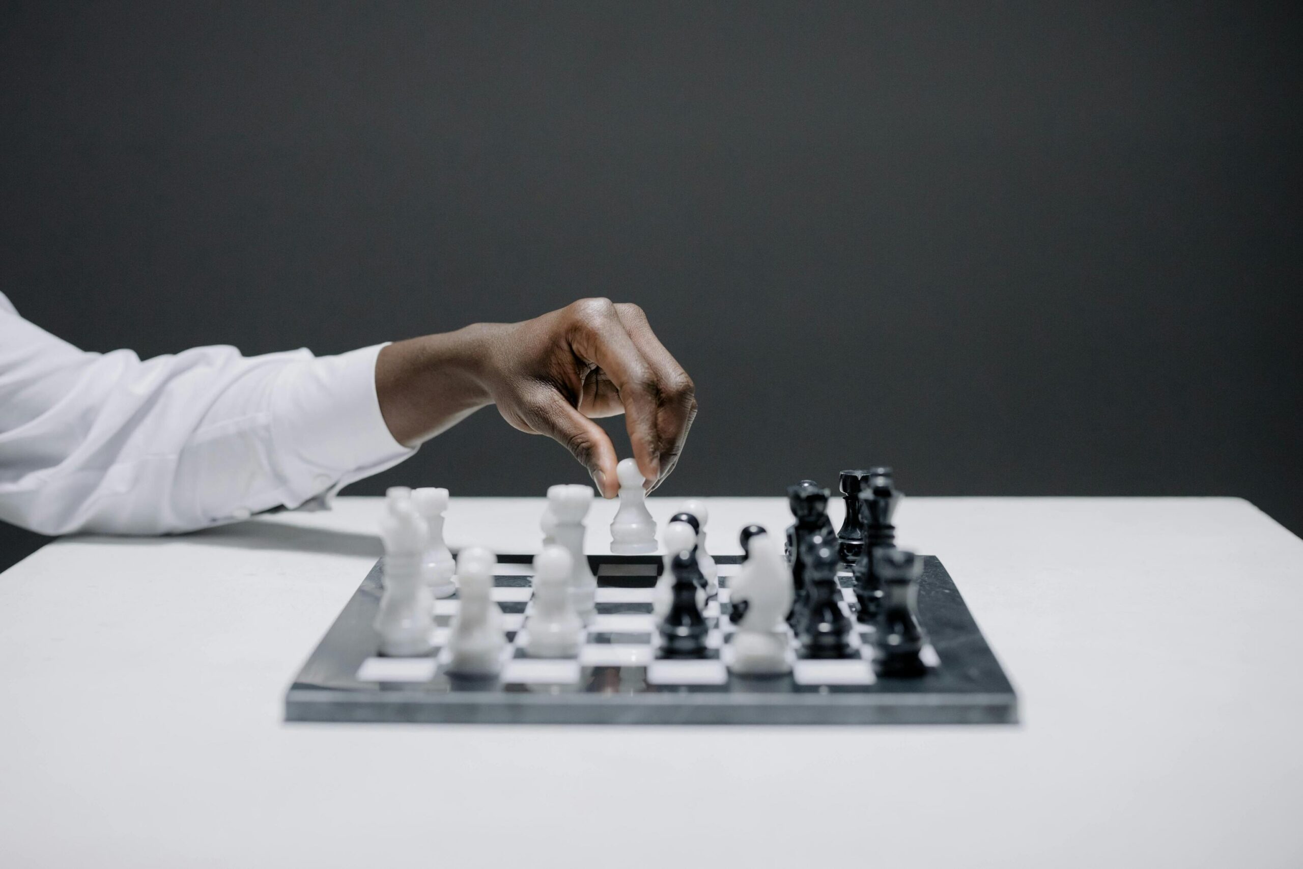 joueur d'échecs analyse les risques